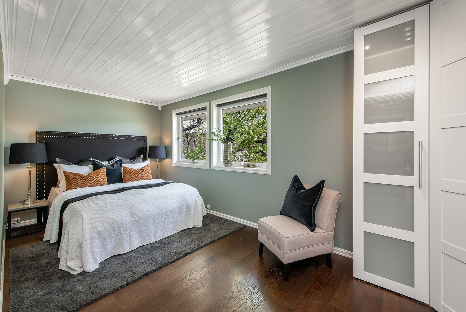 Det naturlige hovedsoverommet med god plass til stor dobeltseng. Godt med garderobeplass Galleribilde