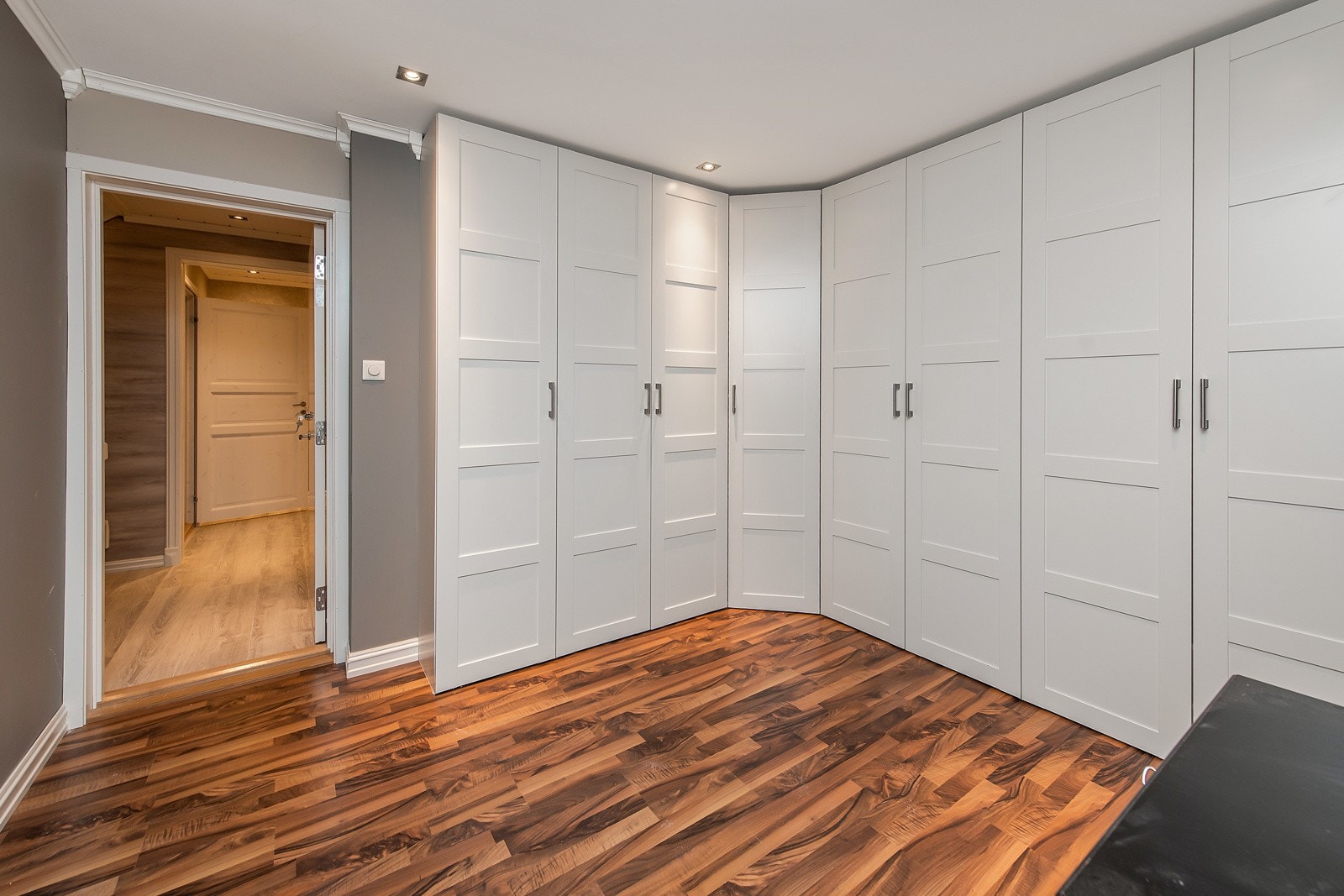 Stort garderomberom/bod til hybel. Døradkomst til hoveddel gjennom ny brann- og lyddør Galleribilde