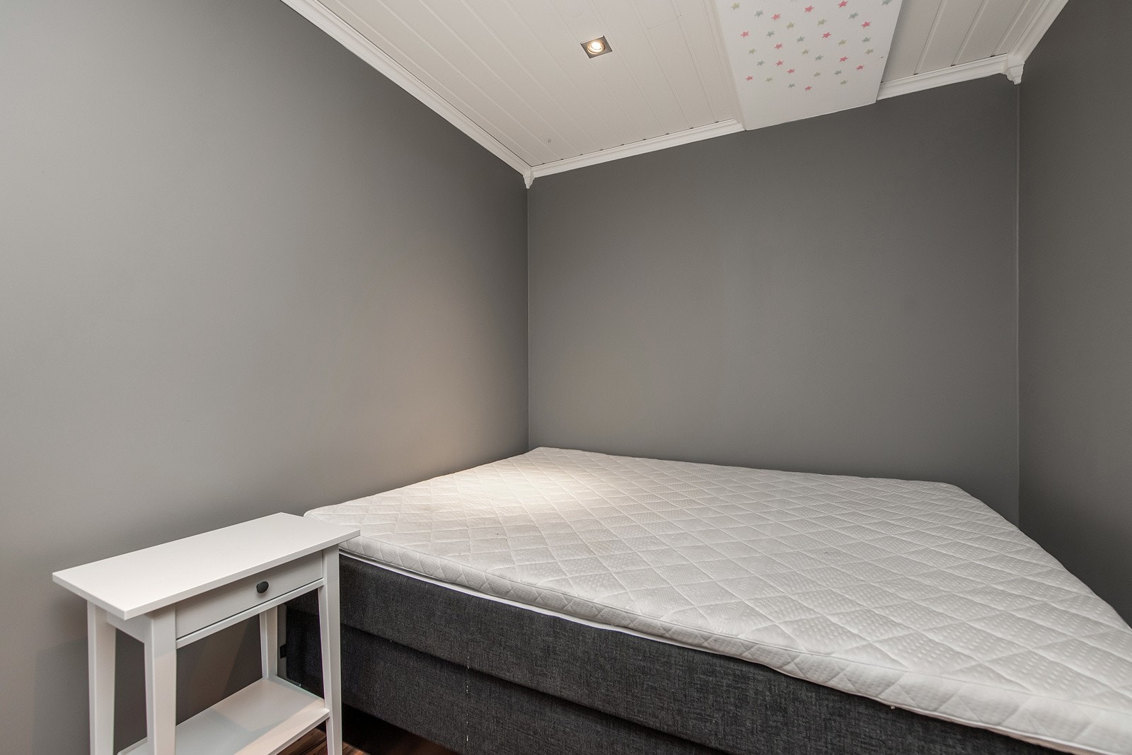 Soverom i hybeldel med nymalte overfalter Galleribilde