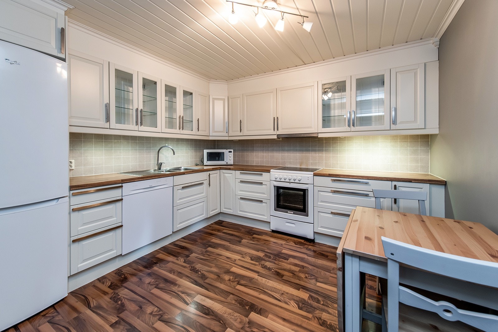 Hybelkjøkken med god skap- og benkeplass Galleribilde