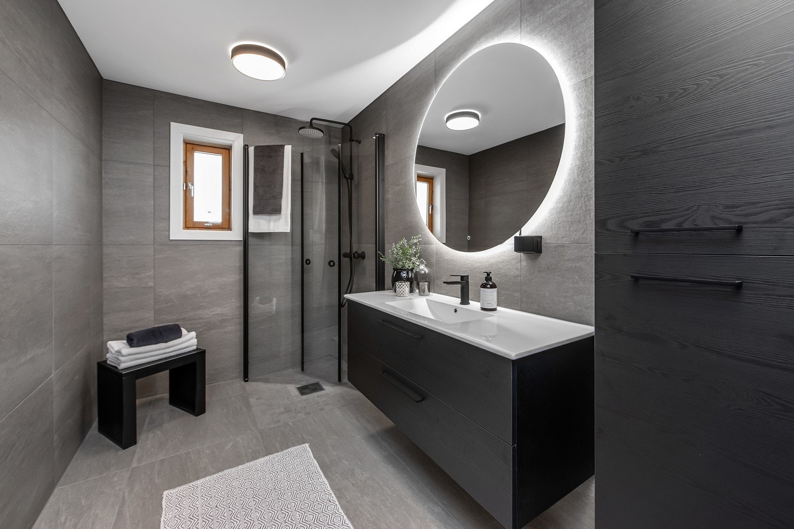 Badet med inngang fra soverom ble totalrenovert vinteren 2023 Galleribilde