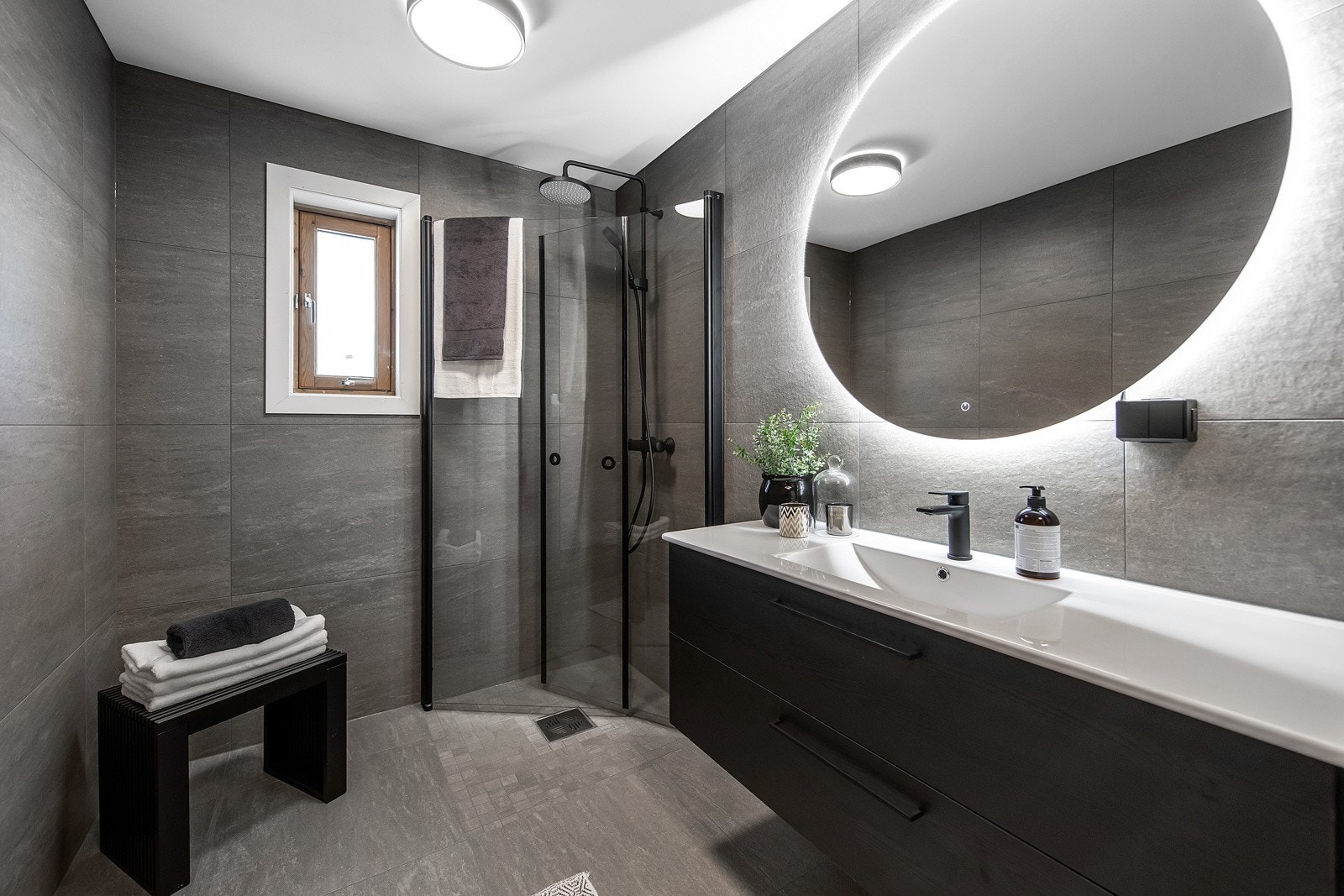 Badet er flislagt på gulv og vegger. Gulvvarme Galleribilde