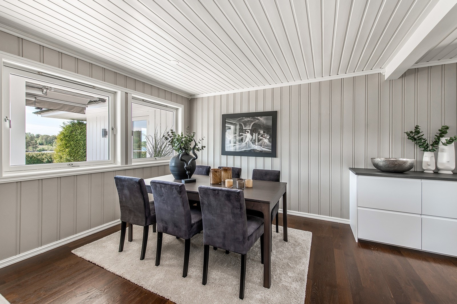 Fra spiseplassen er det utsikt utover Våg Galleribilde