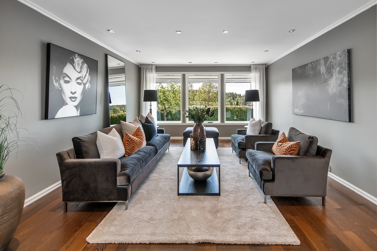 Vegger og tak er nylig malt i en lun og tidsriktig gråfarge Galleribilde