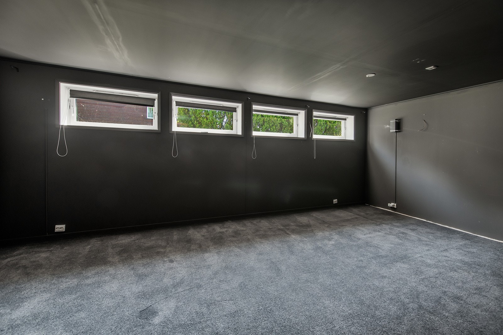 Stort innredet rom/treningsrom i kjelleretajsen Galleribilde
