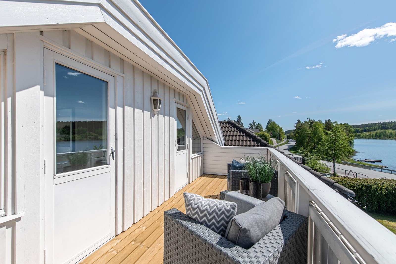 Veranda er på ca. 10 kvm. og ligger mot syd- og vestlig himmelretning Galleribilde