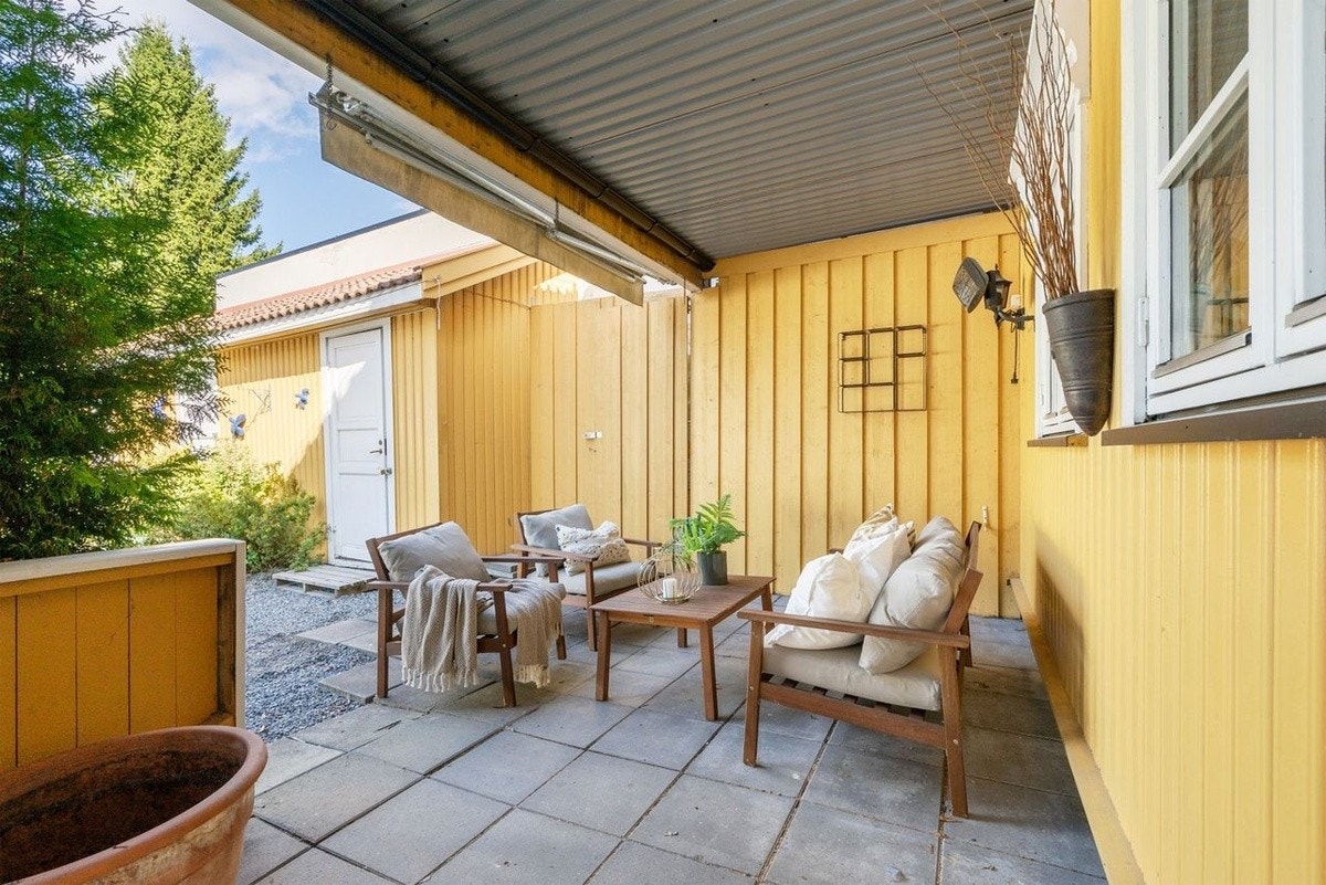 Leiligheten har en koselig uteplass. Markterrassen er belagt med steinheller på ca 20m2 med takoverbygg Galleribilde