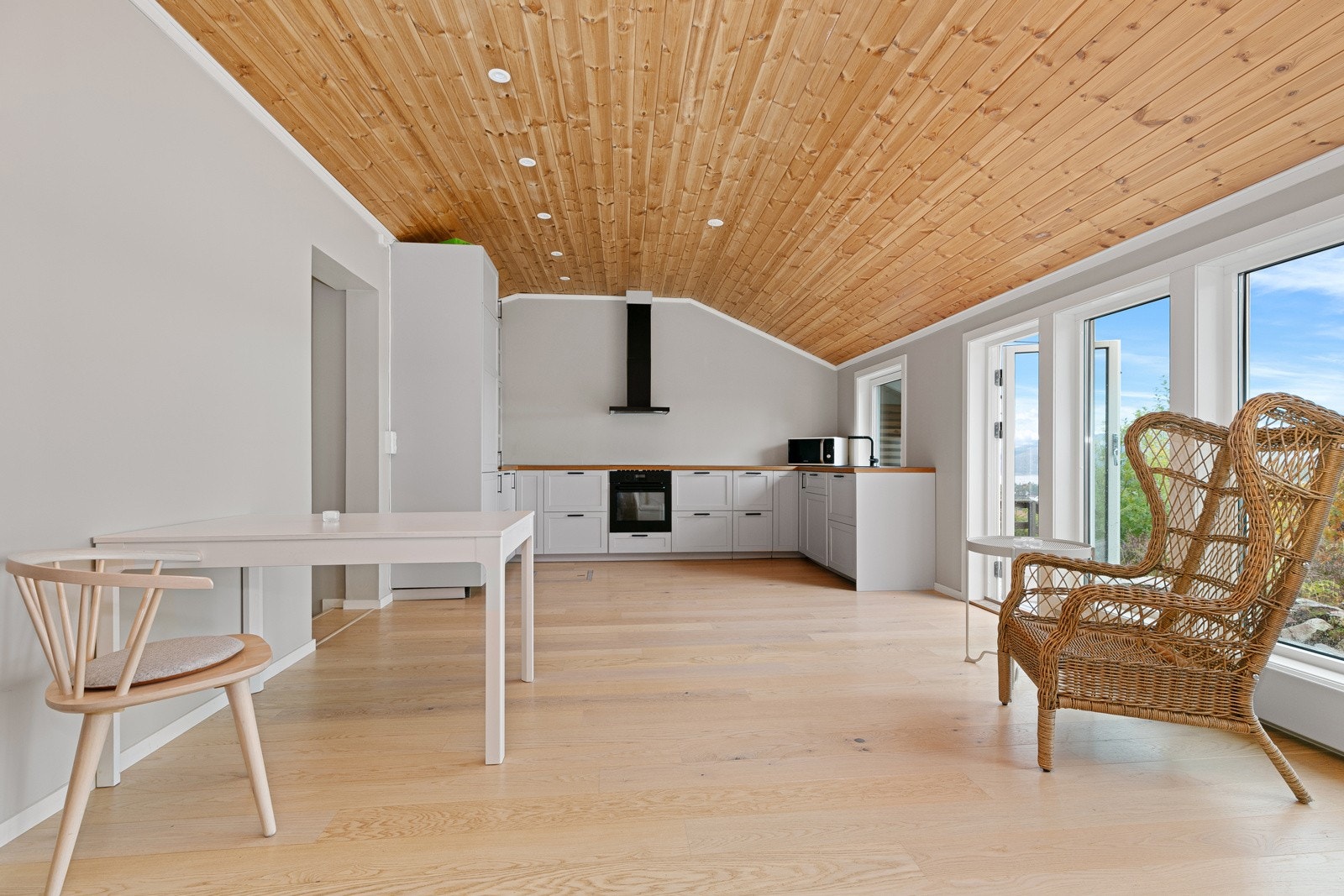 Åpen løsning mellom stue og kjøkken Galleribilde