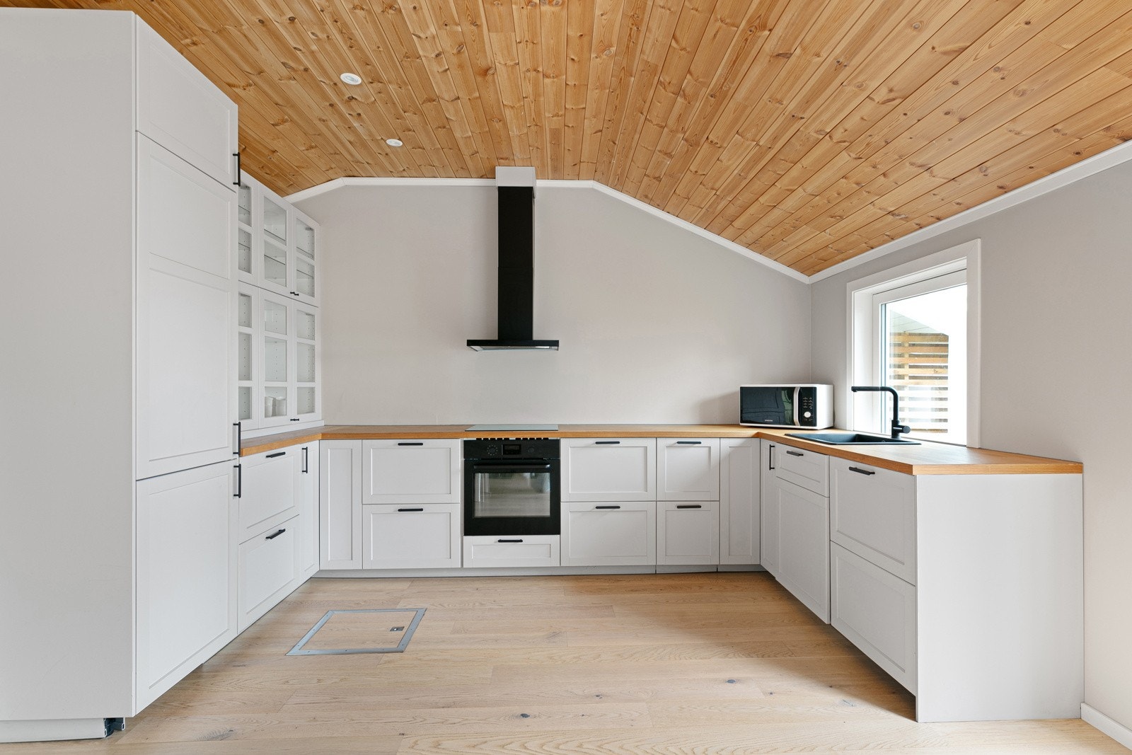 Godt med benkeplass på kjøkkenet Galleribilde