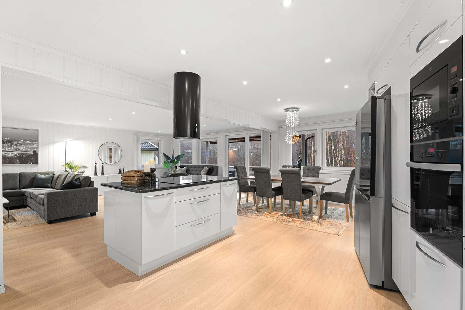 Kjøkkenøy åpent mot stuen skaper et sosialt rom. Galleribilde