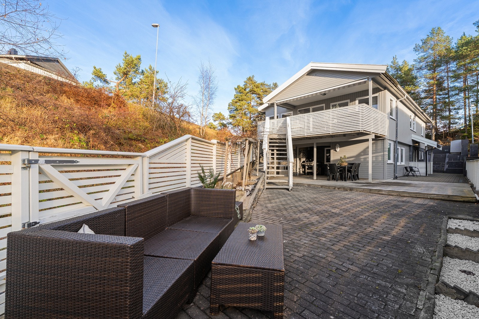 Flott opparbeidet uteplass med gode solforhold. Galleribilde