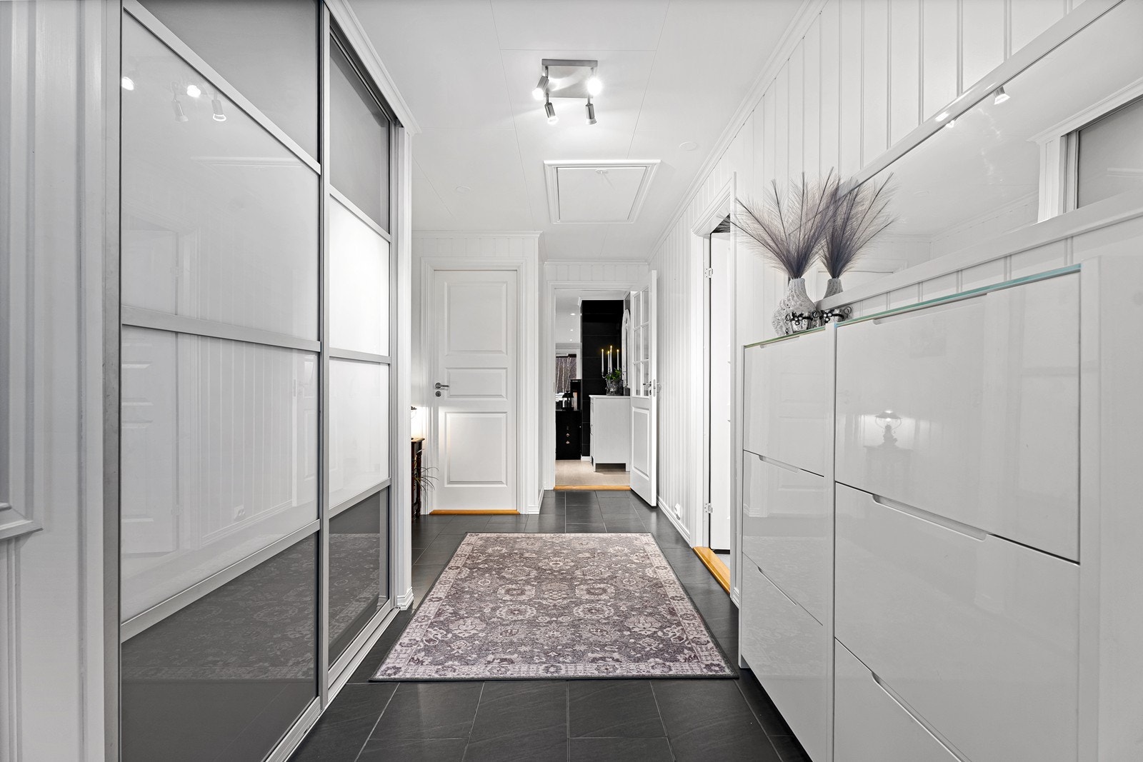 I gangen er det innredet med en romslig garderobe og plass til ytterligere møblering. Galleribilde