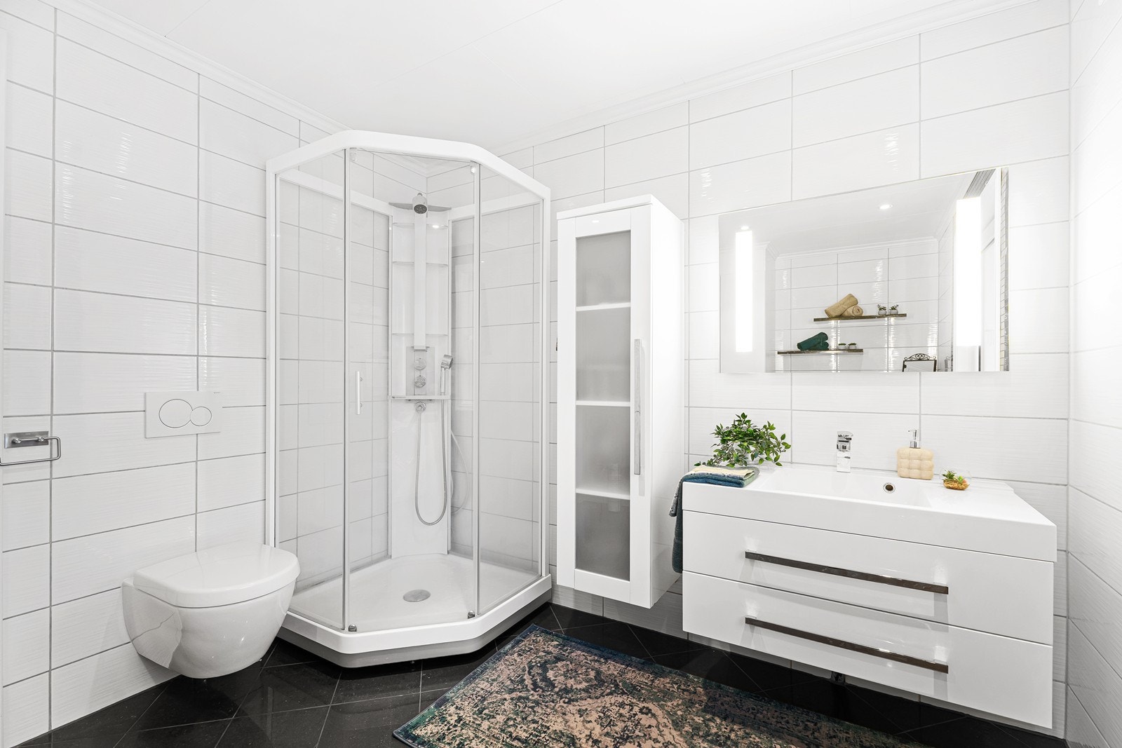 Det er innredet med dusjkabinett, servant og flere møblement for ytterligere oppbevaring. Galleribilde