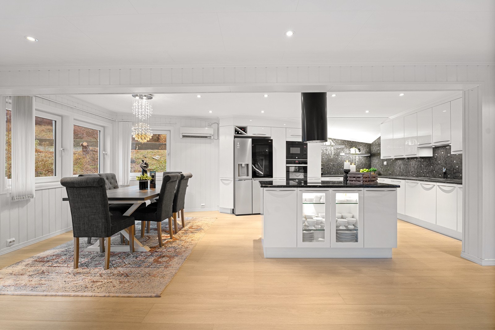 Kjøkkenet har en flott utforming som gir rikelig med skap- og benkeplass. Galleribilde