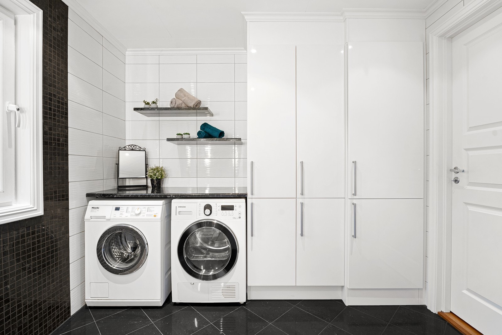 Vask/tørk plasserer du delikat under benkeplate. Galleribilde