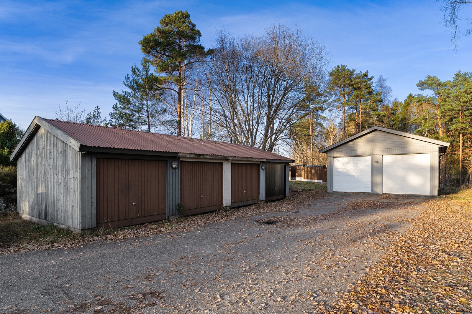 Hveteveien 4A eier 1/20 av 63/457, dette er en tomt hvor kjøper trolig kan bygge garasje. Se pkt diverse i salgsoppgave. Galleribilde