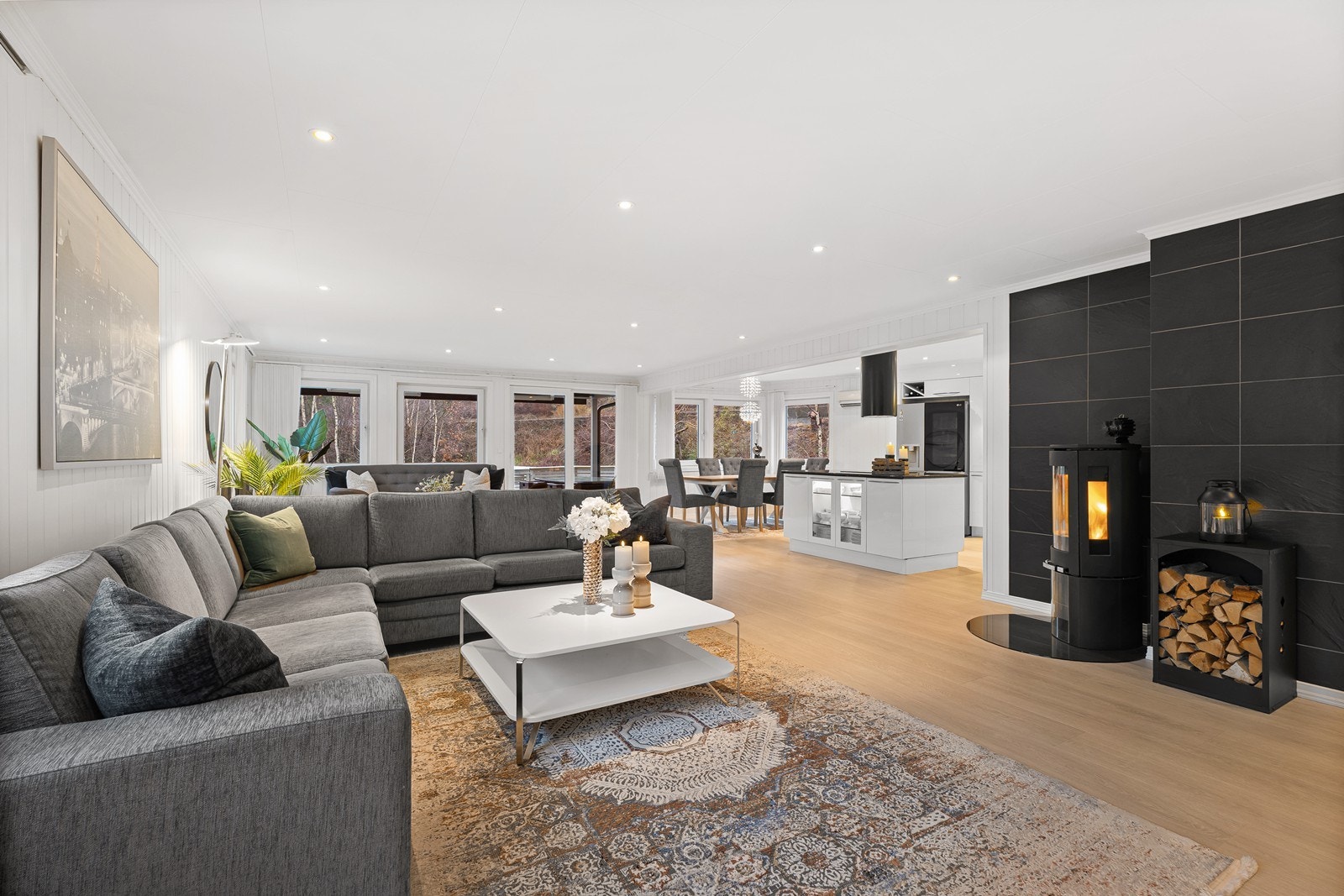 I stuen er det rikelig med vinduer som slipper inn rikelig med lys og skaper en god romfølelse. Galleribilde