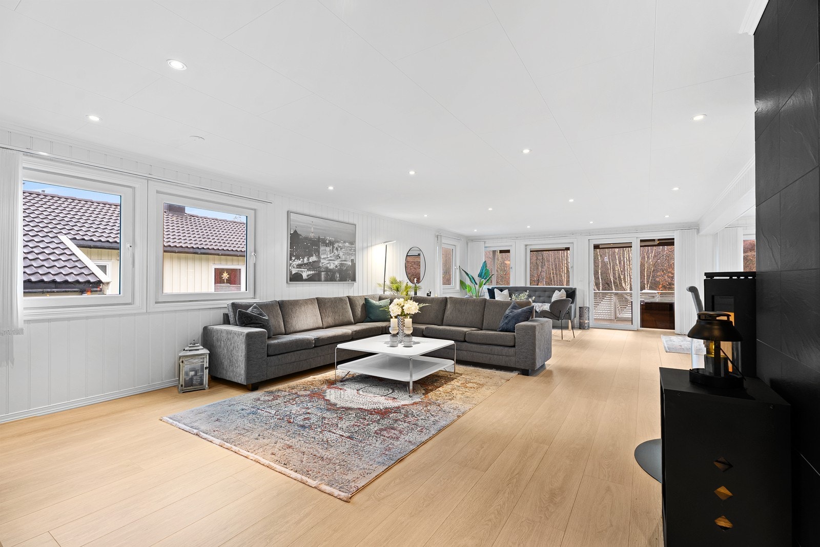 Fra stuen er det utgang til vestvendt veranda. Galleribilde