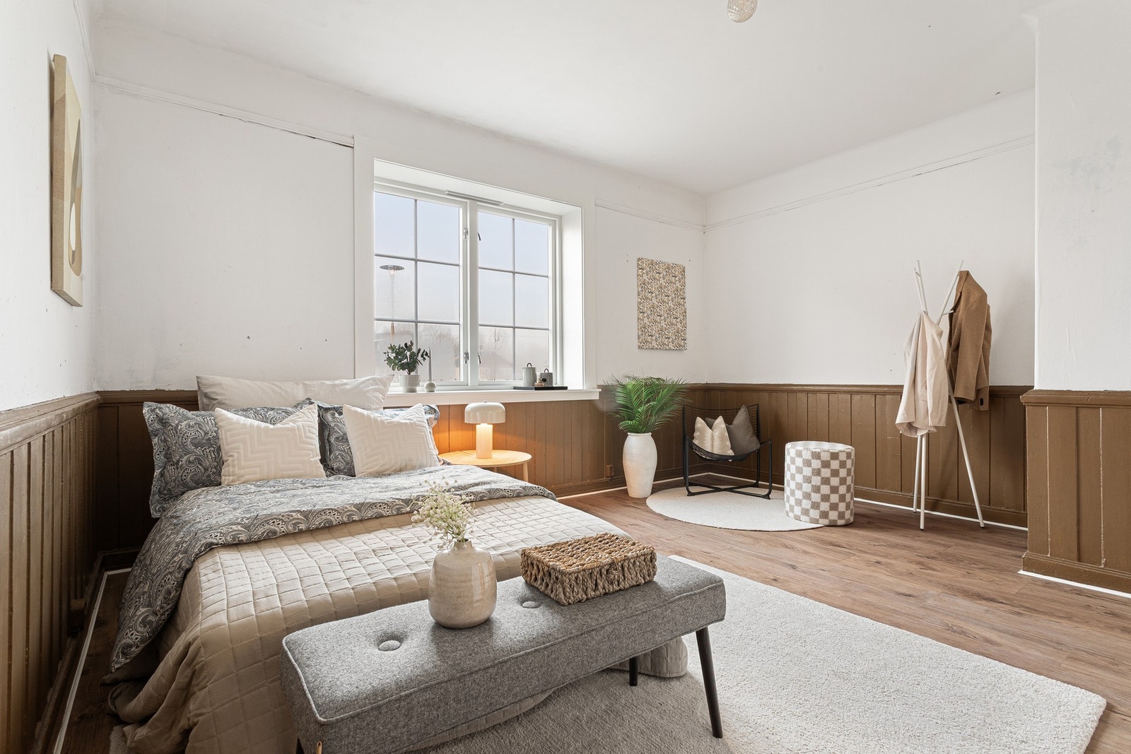 Store vindusflater gir rikelig med naturlig lys og en behagelig romfølelse. Galleribilde