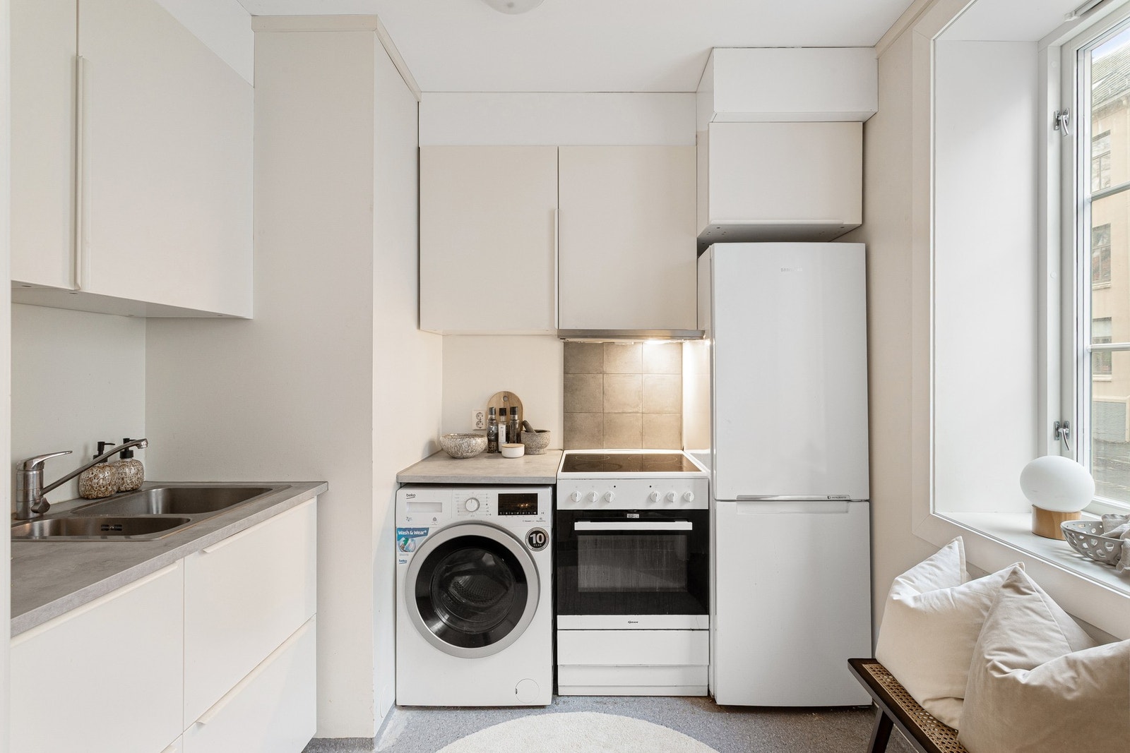 Lyst og funksjonelt kjøkken med enkel og oversiktlig planløsning. Galleribilde