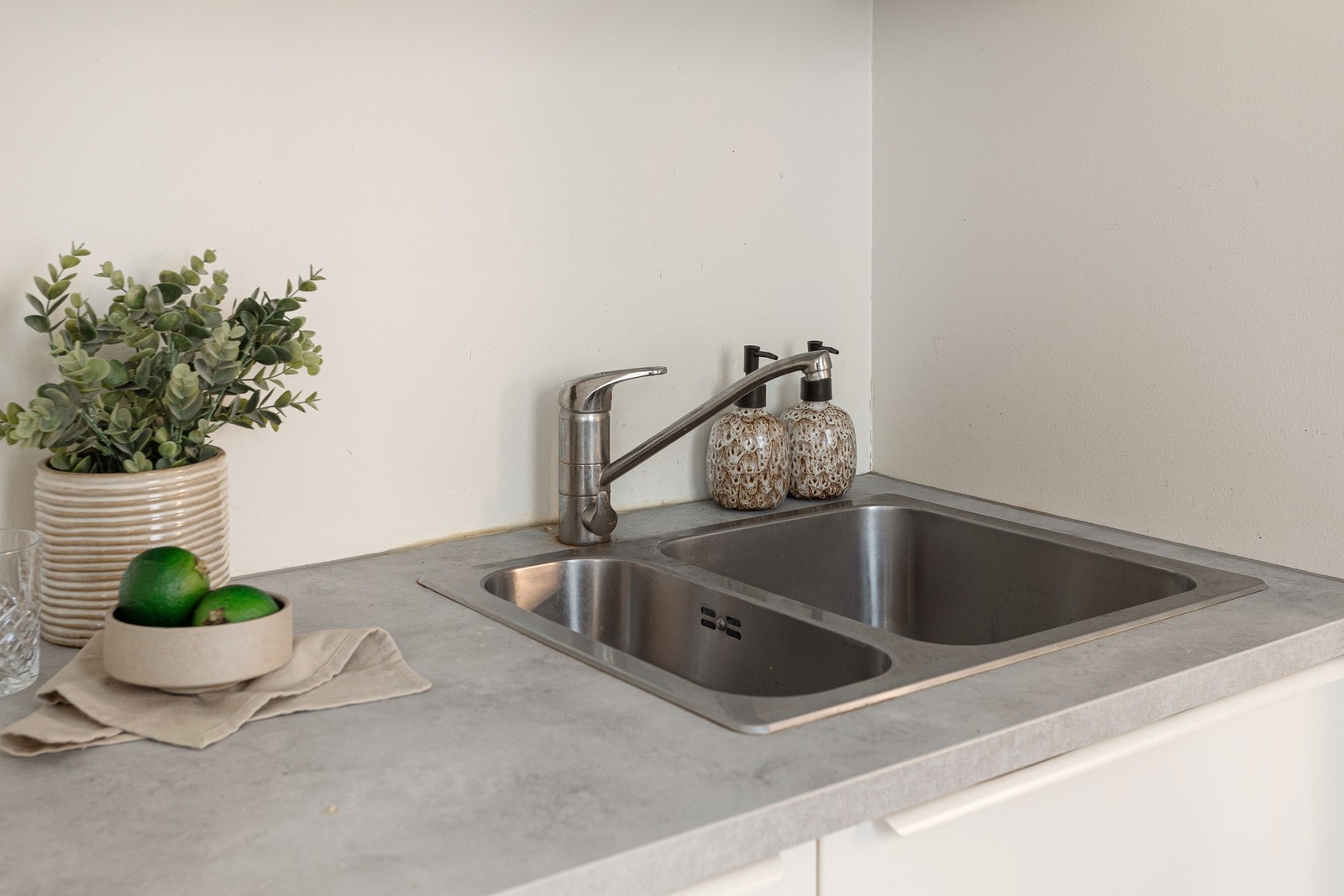 Kjøkkenet har innredning med glatte fronter. Benkeplaten er av laminat. Galleribilde