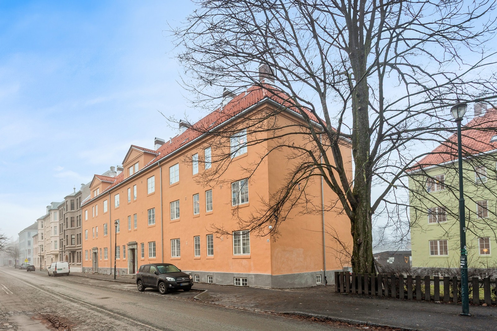 Eiendommen er del av et velholdt bygningsmiljø med kort vei til sentrum og gode kollektivforbindelser. Galleribilde