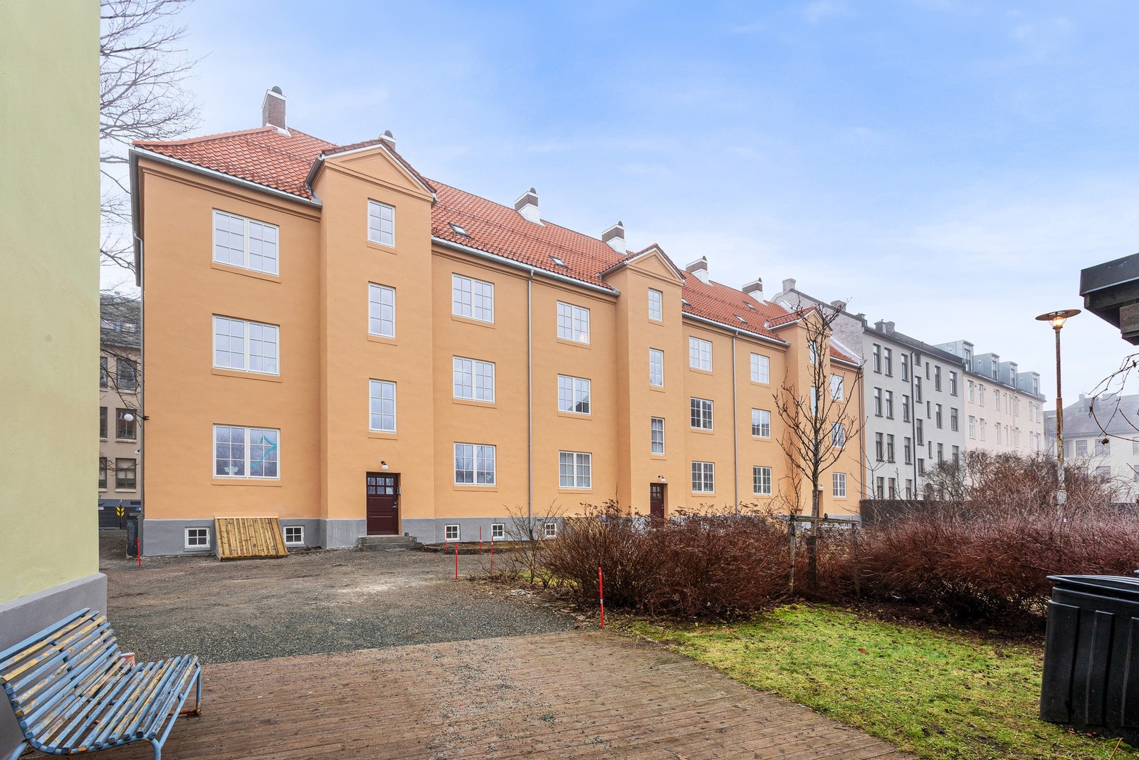 Leiligheten ligger i et klassisk og velholdt bygårdsmiljø med hyggelige utearealer. Galleribilde