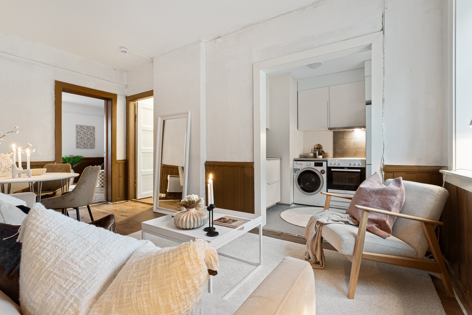 Stuen har en naturlig og praktisk overgang mot kjøkkenet, noe som gir en funksjonell planløsning. Galleribilde