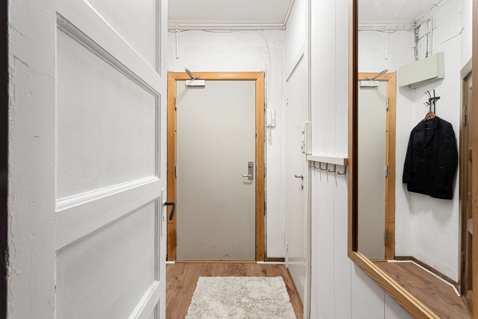 Praktisk entré med plass til oppheng av yttertøy og speil. Galleribilde