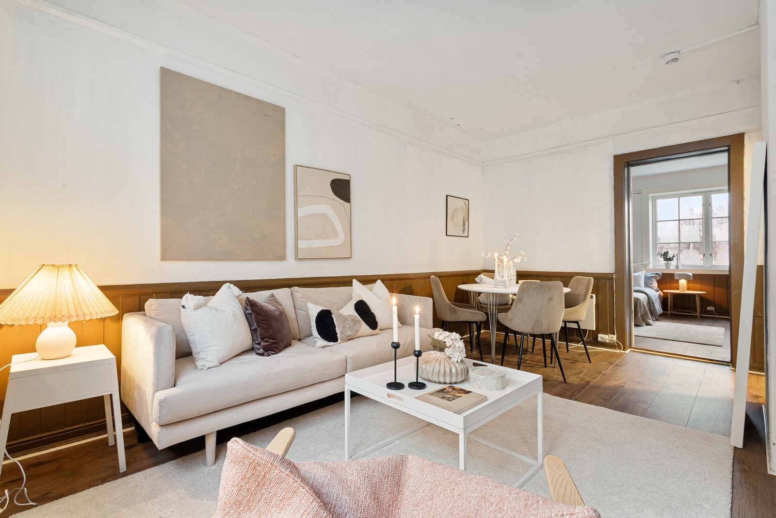 Romslig 2-roms på 62 kvm BRA. Borettslaget har nylig rehabilitert vindu, tak og fasade. Galleribilde