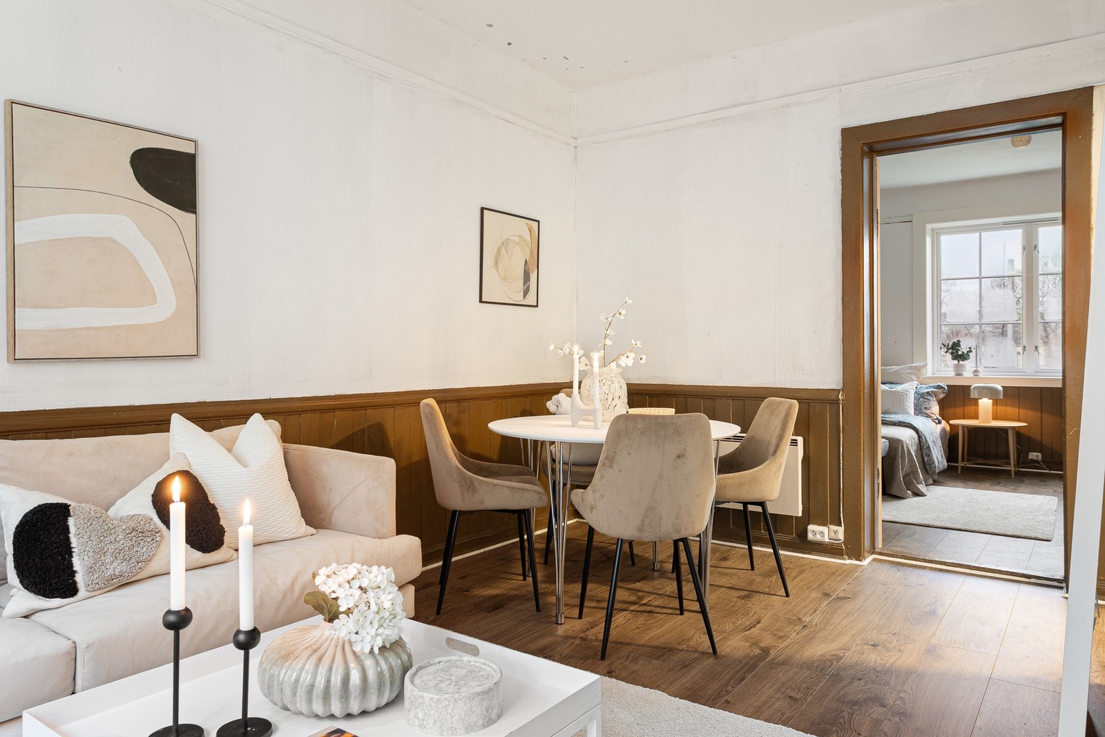 Løsningen gir god flyt mellom oppholdsrom og soverom, og bidrar til en luftig romfølelse. Galleribilde