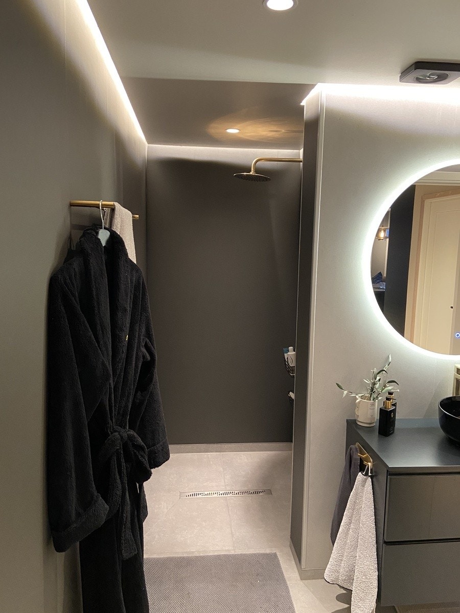 Romslig dusj Galleribilde