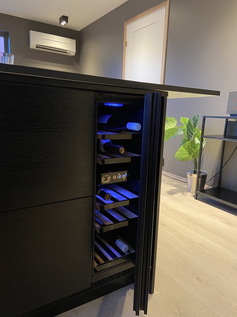 Integrert vinskap i kjøkken Galleribilde