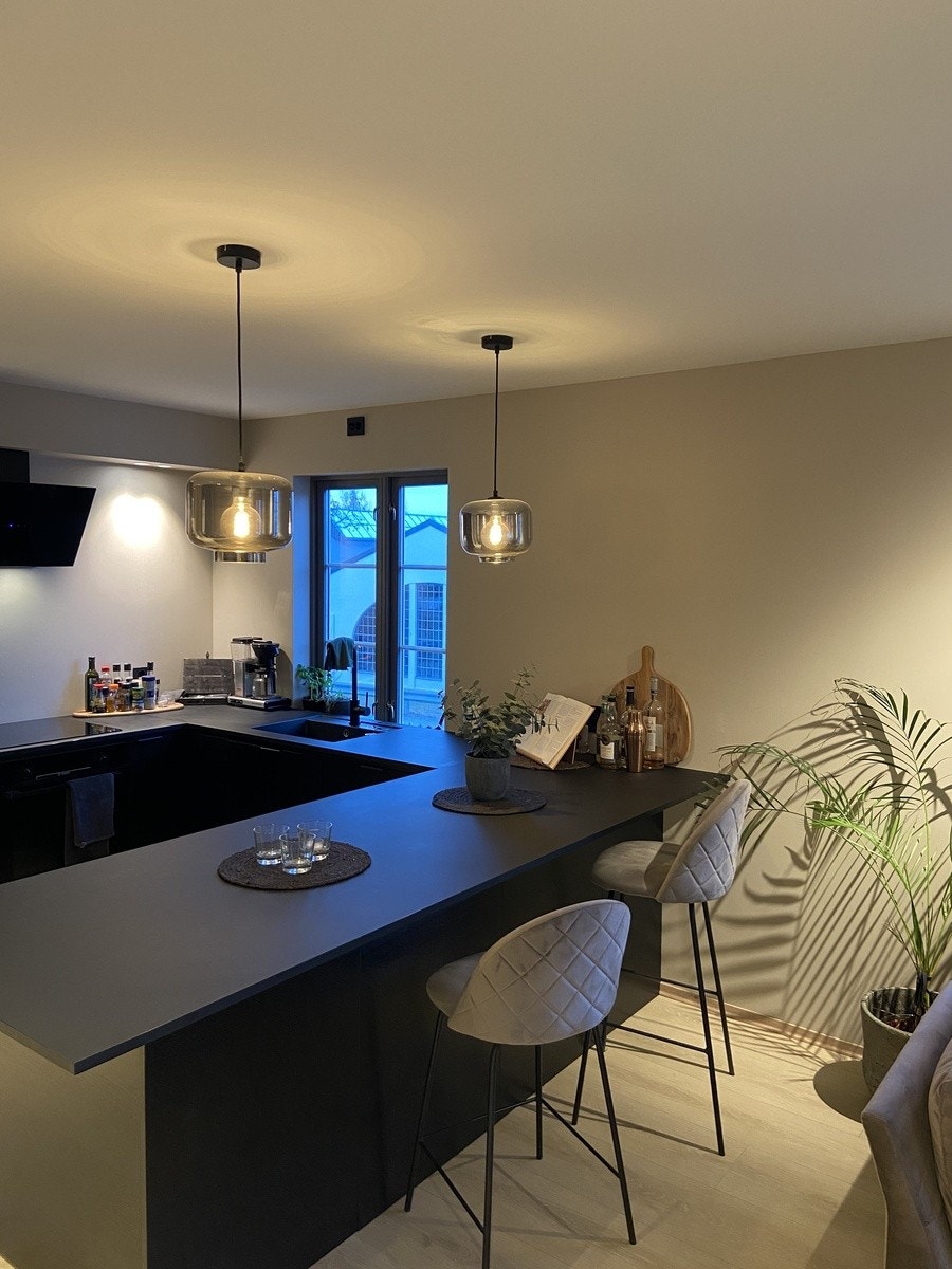 Kjøkken med rikelig lagringsplass Galleribilde