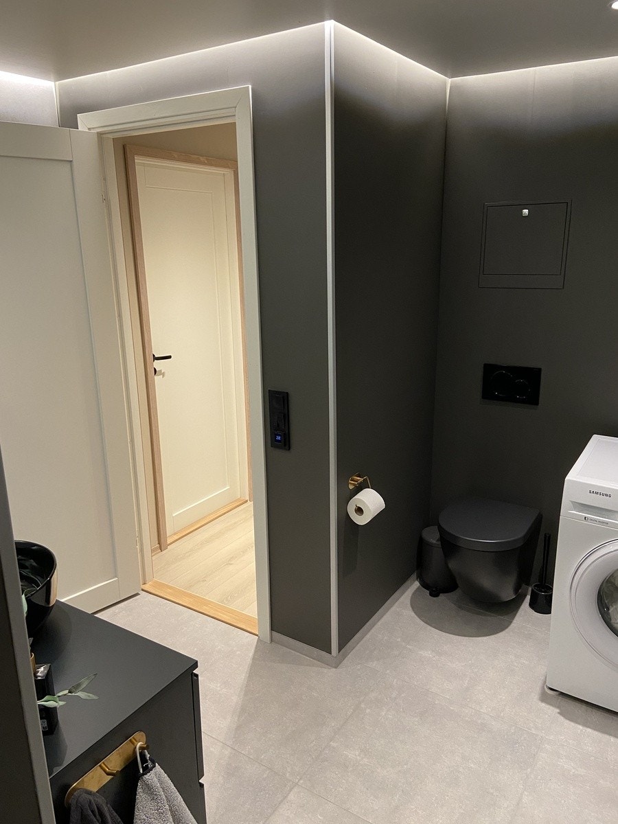 Baderommet med opplegg for vaskemaskin og tørketrommel Galleribilde