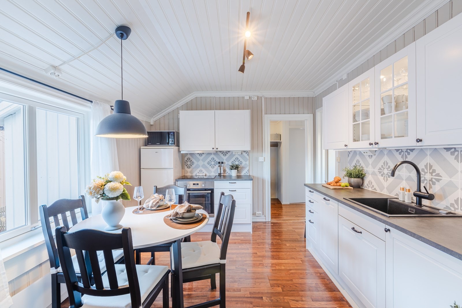 Kjøkkeninnredning med laminerte skrog og laminerte, profilerte fronter som gir et klassisk og lettstelt uttrykk. Benkeplaten er i laminat. Galleribilde