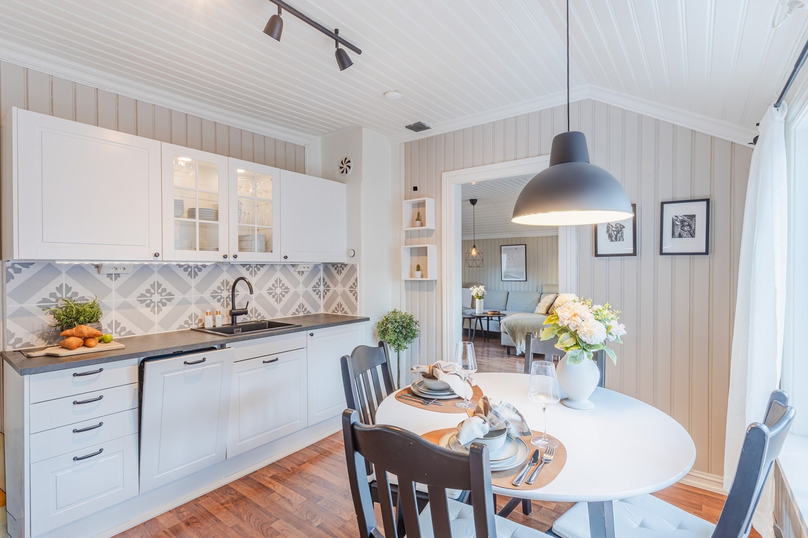 Integrert komfyr, steketopp og oppvaskmaskin. Galleribilde