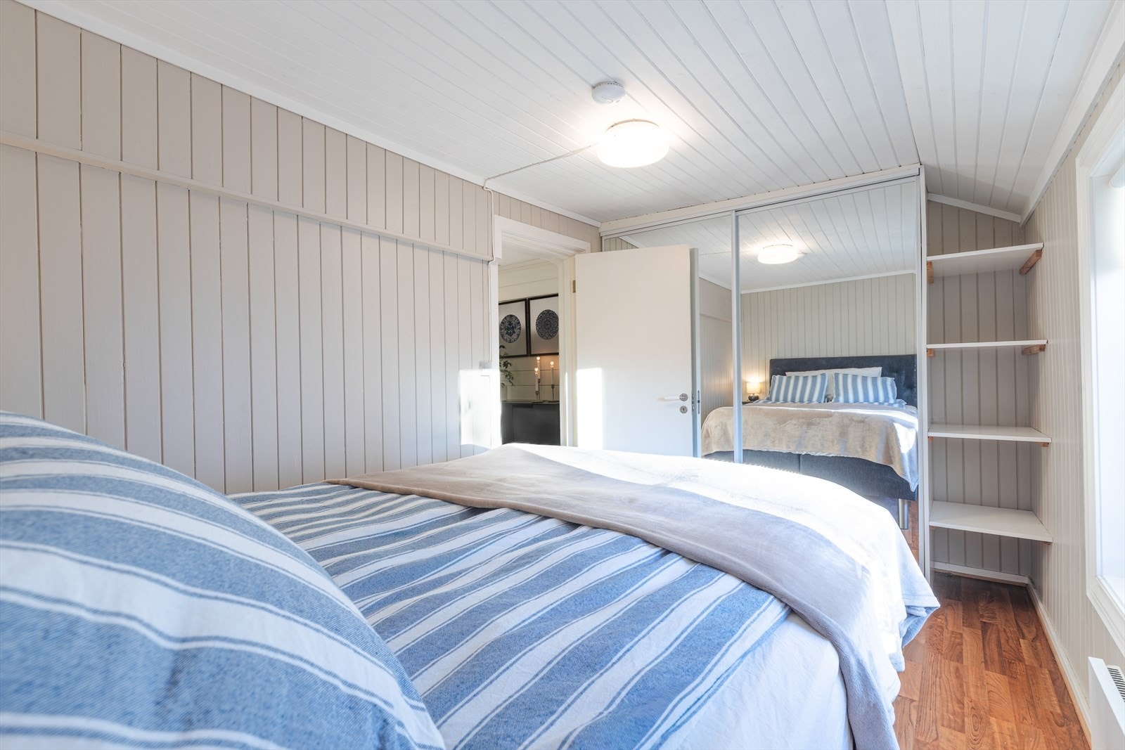 Soverommet har god skapplass. Galleribilde