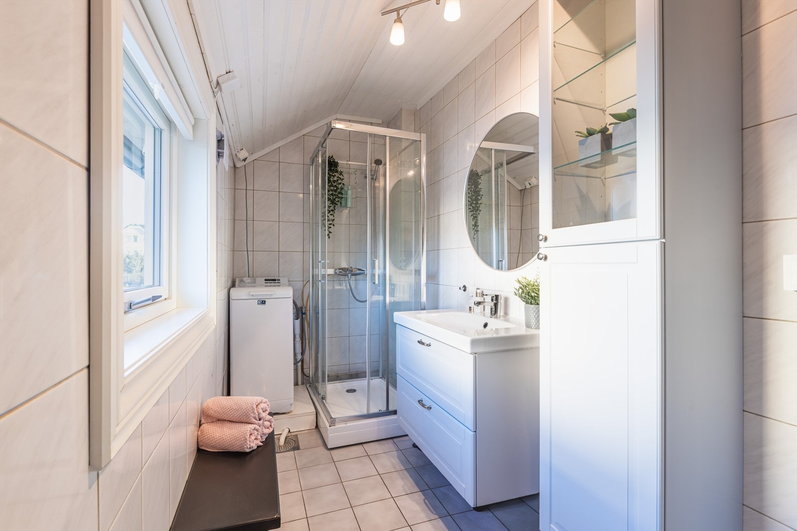 Bad med flislagte gulv og vegger. Galleribilde