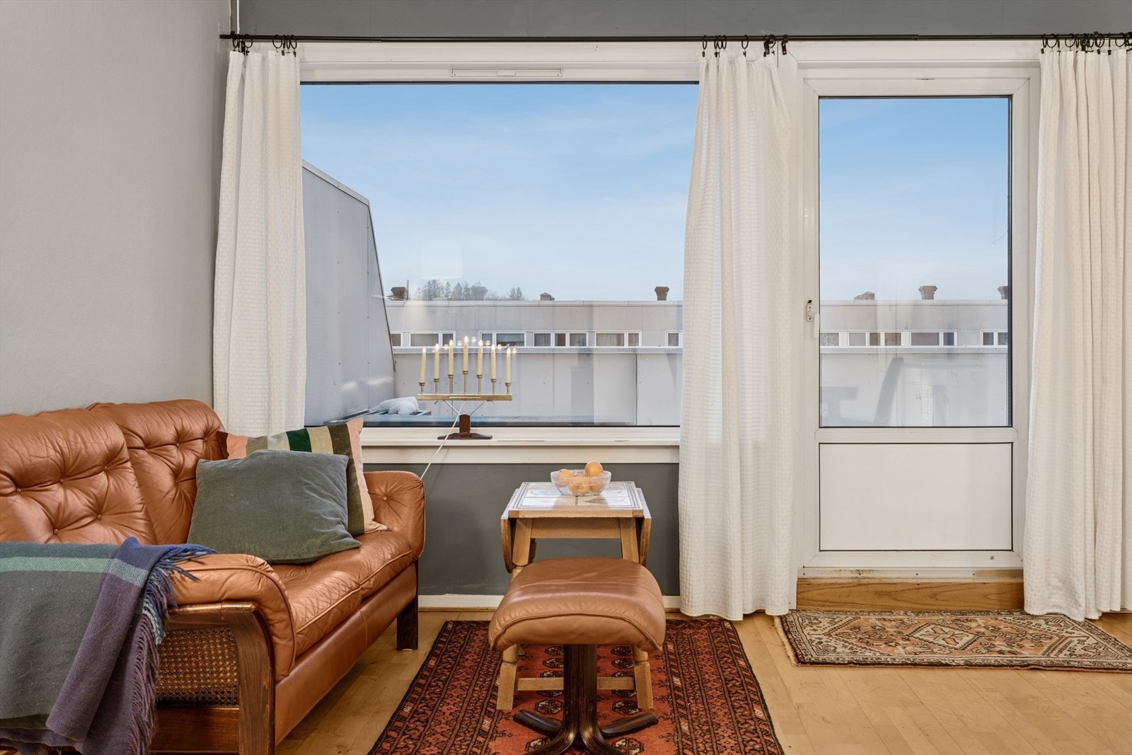 Leiligheten har store vindusflater som gir mye naturlig lysinnslipp og bidrar til en behagelig romfølelse. Galleribilde