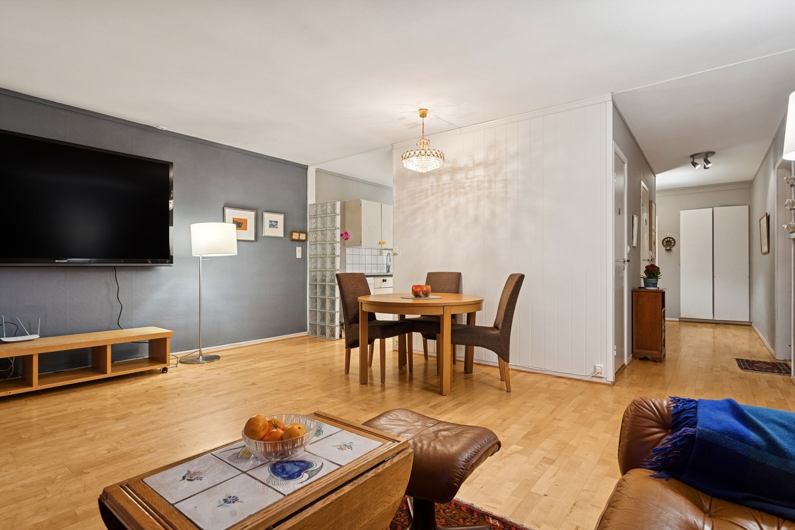 Her får du en perfekt kombinasjon av ro og nærhet til byen - et fredelig og barnevennlig nabolag med store grøntarealer, samtidig som du har Trondheim sentrum bare en kort tur unna. Galleribilde