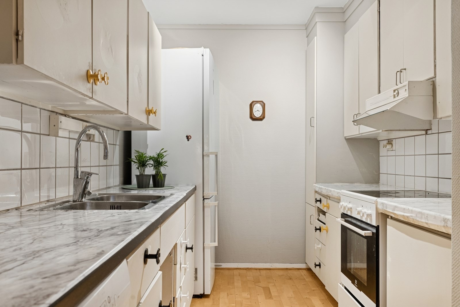 Kjøkken på 13,8 m² med Folierte skrog med slette fronter og laminert benkeplate Galleribilde