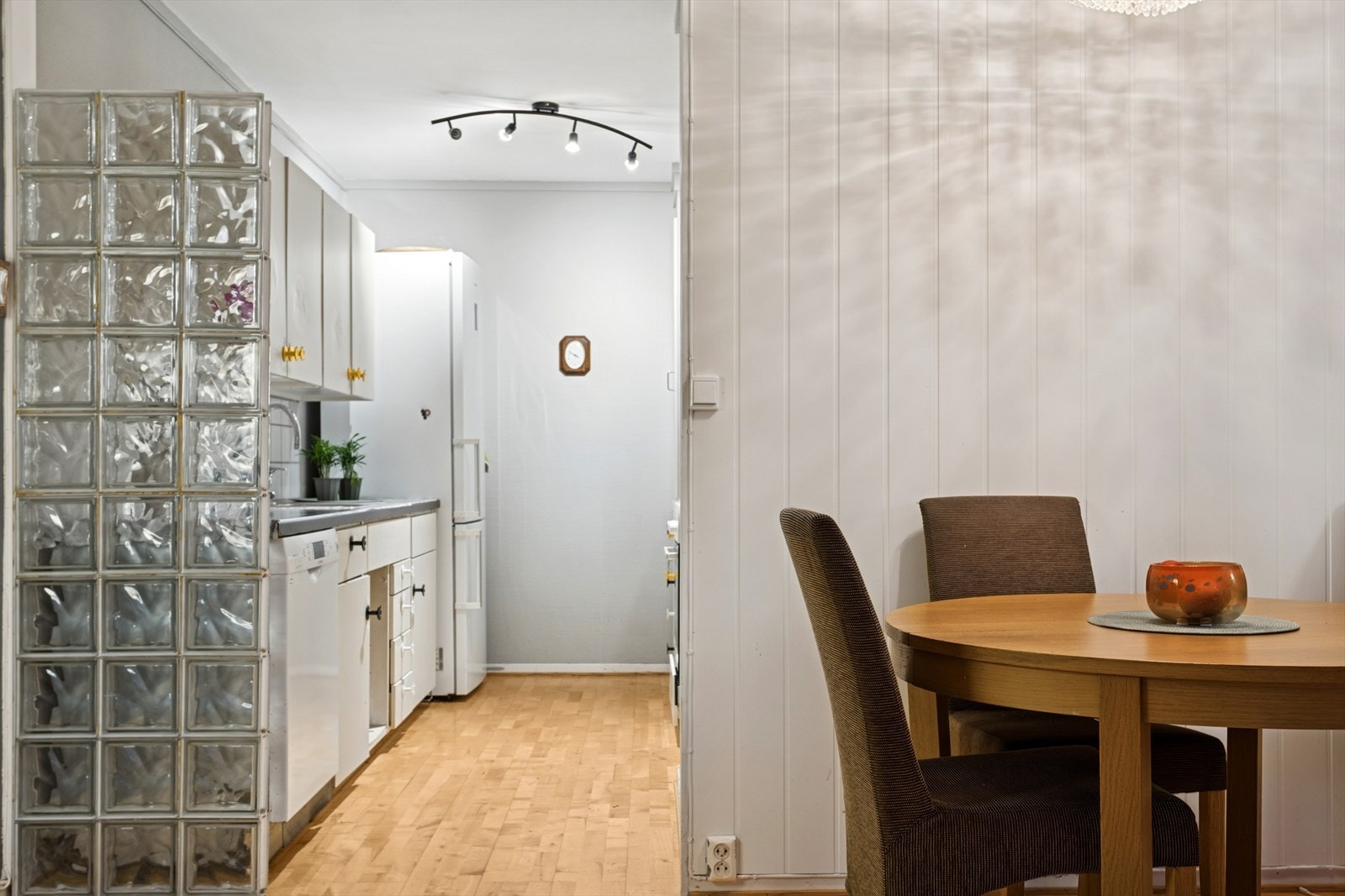 Kjøkkenet er noe avskilt fra stue, men er samtidig en naturlig del av fellesområdet. Galleribilde