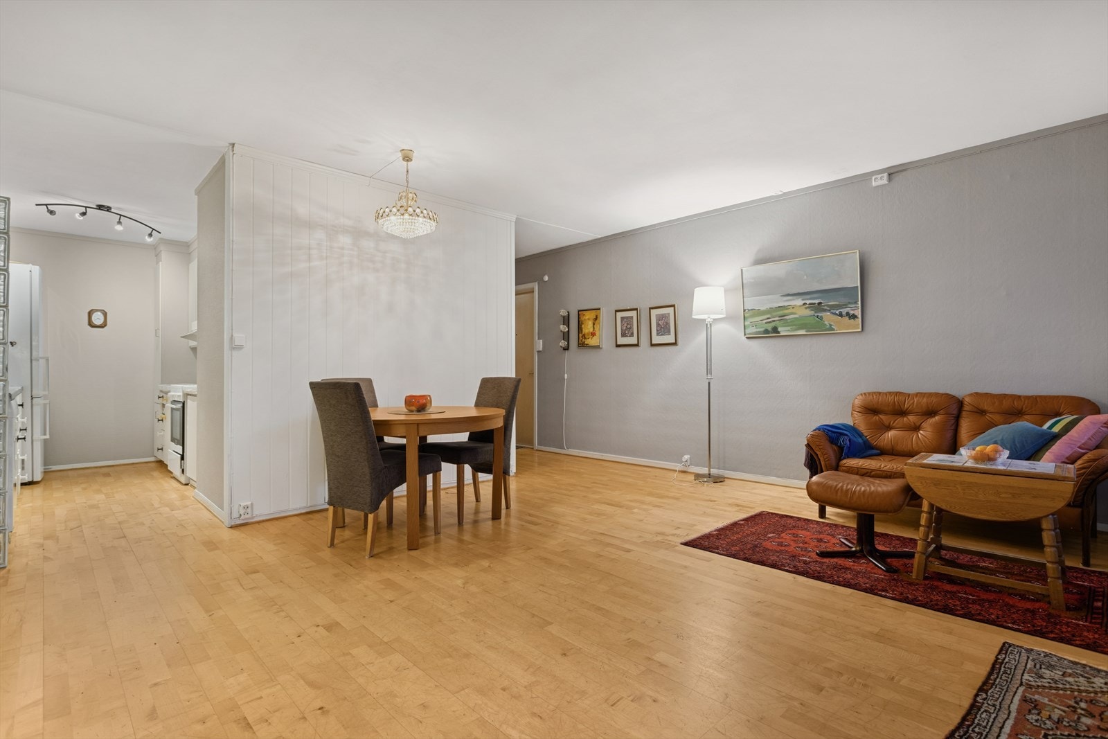 Rommet har nøytrale overflater, som gjør det enkelt å supplere med egne møbler og tekstiler. Galleribilde