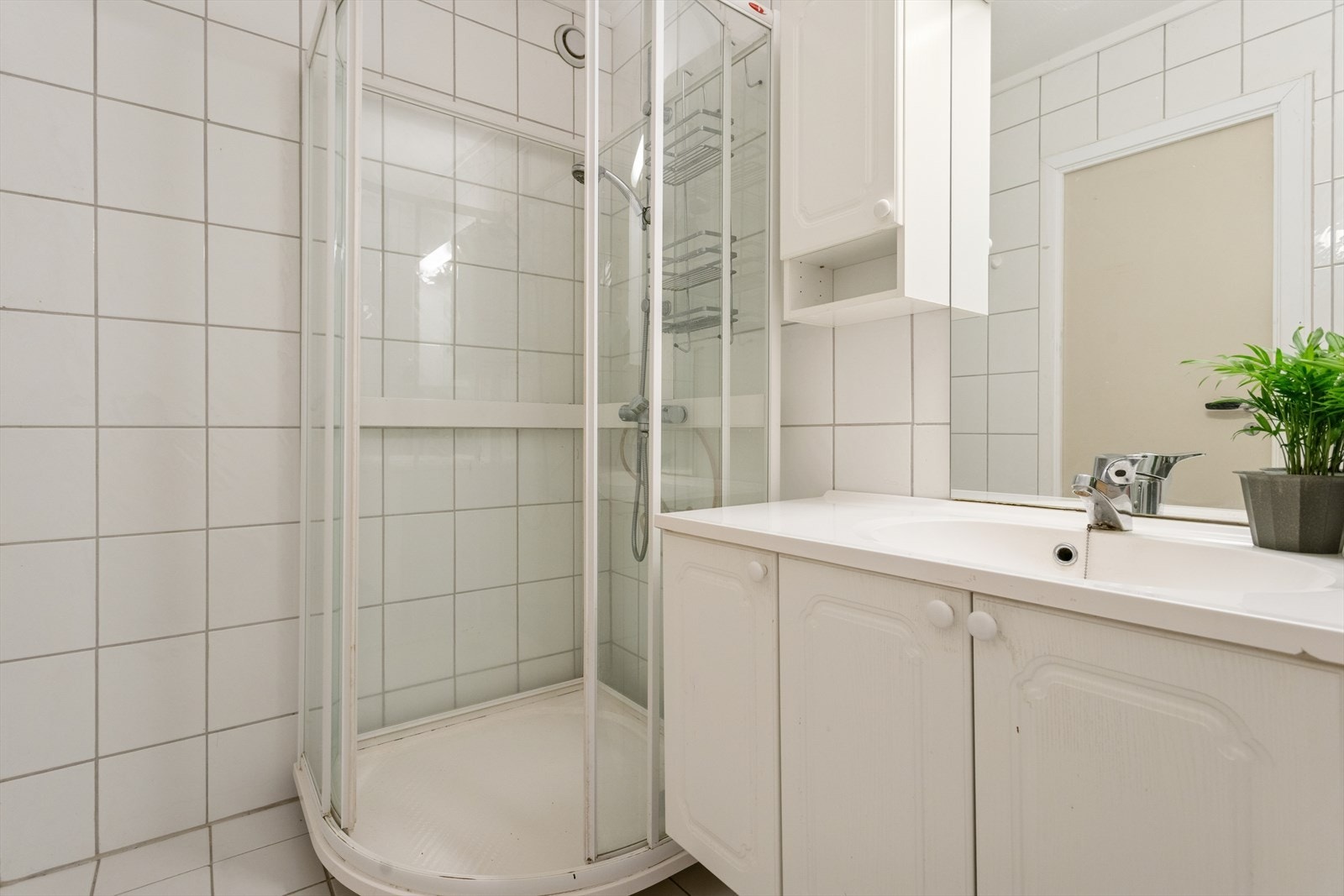 Baderommet er på 3,7 m² med dusj kabinett og varme i gulvet. Galleribilde