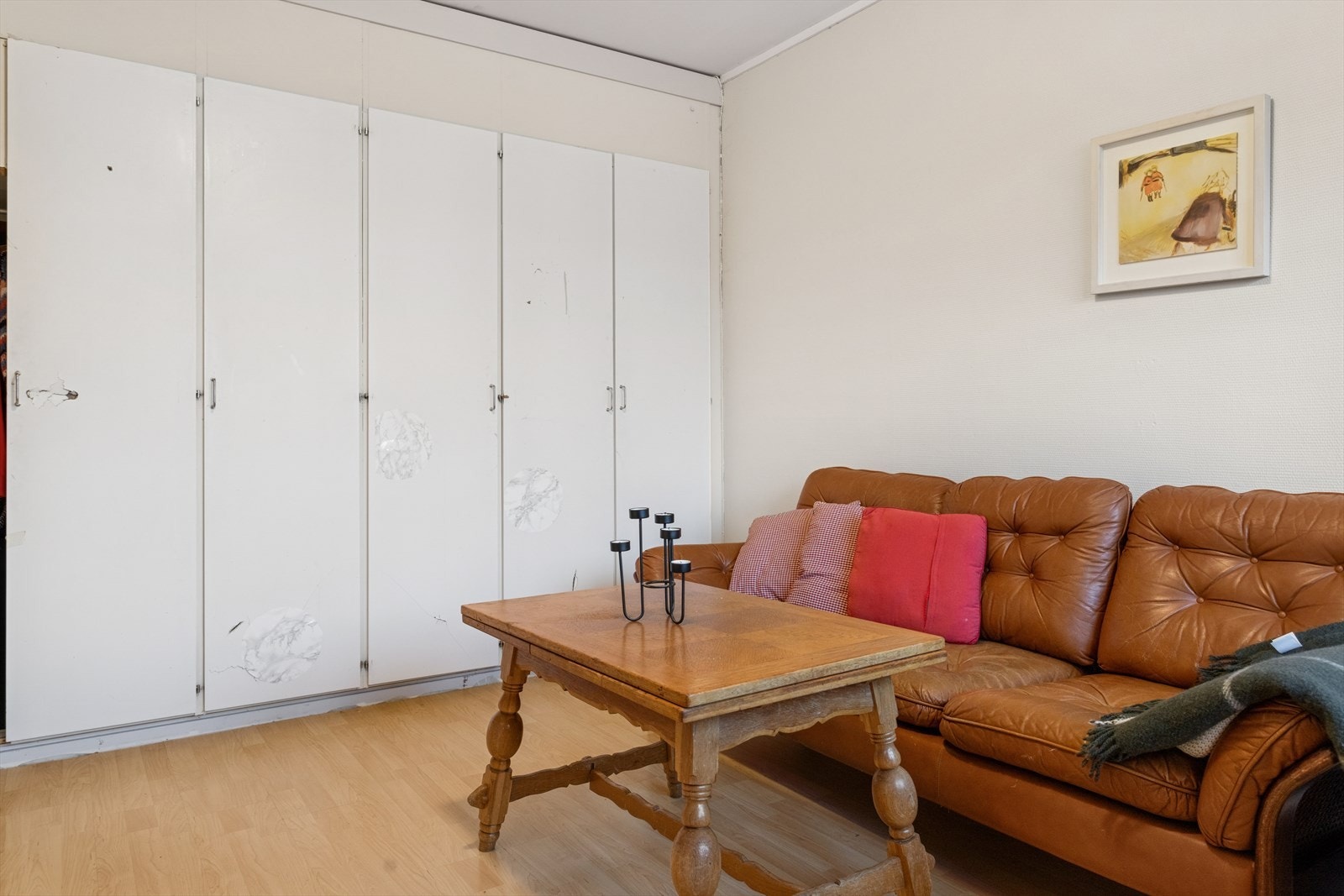 Dette soverommet har masse innebygget skap plass. Galleribilde