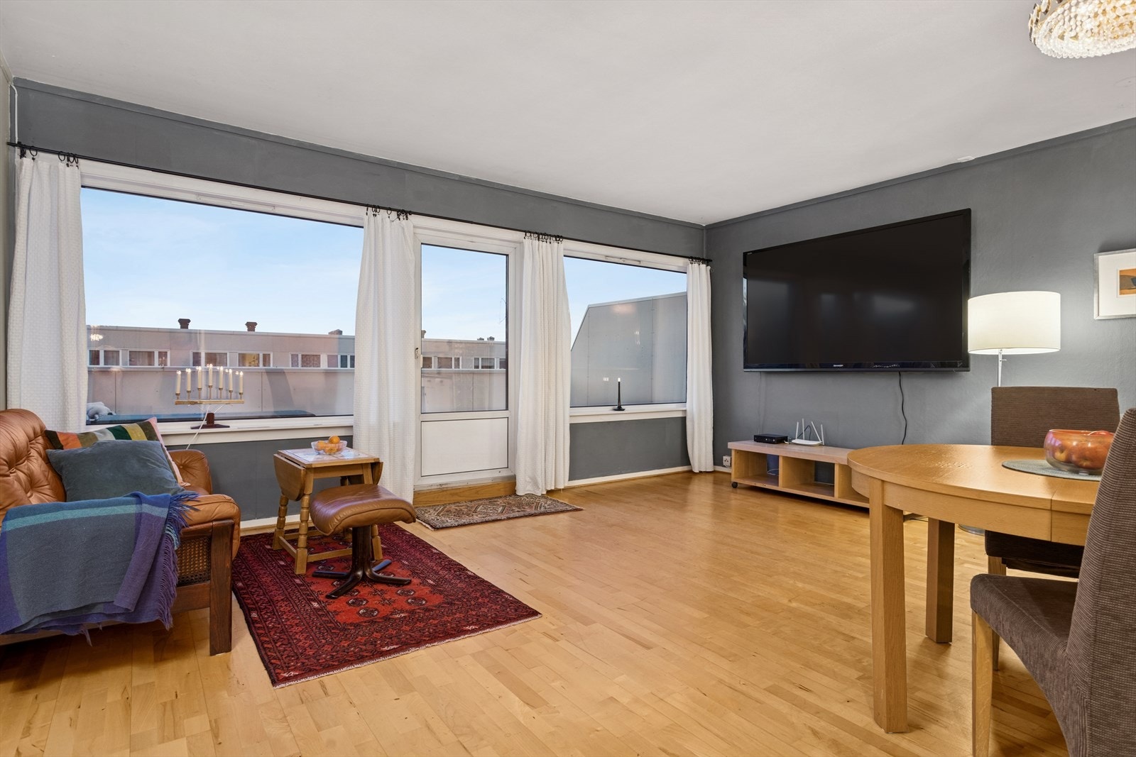 Fra stuen er det utgang til romslig balkong på 12,9 m² med god plass til ønsket utemøblement Galleribilde