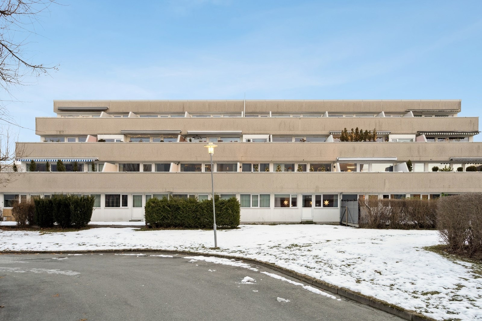 Området er svært familievennlig med flere barnehager i nærheten, og sokkner til Strindheim barneskole og Blussuvold ungdomsskole. Galleribilde