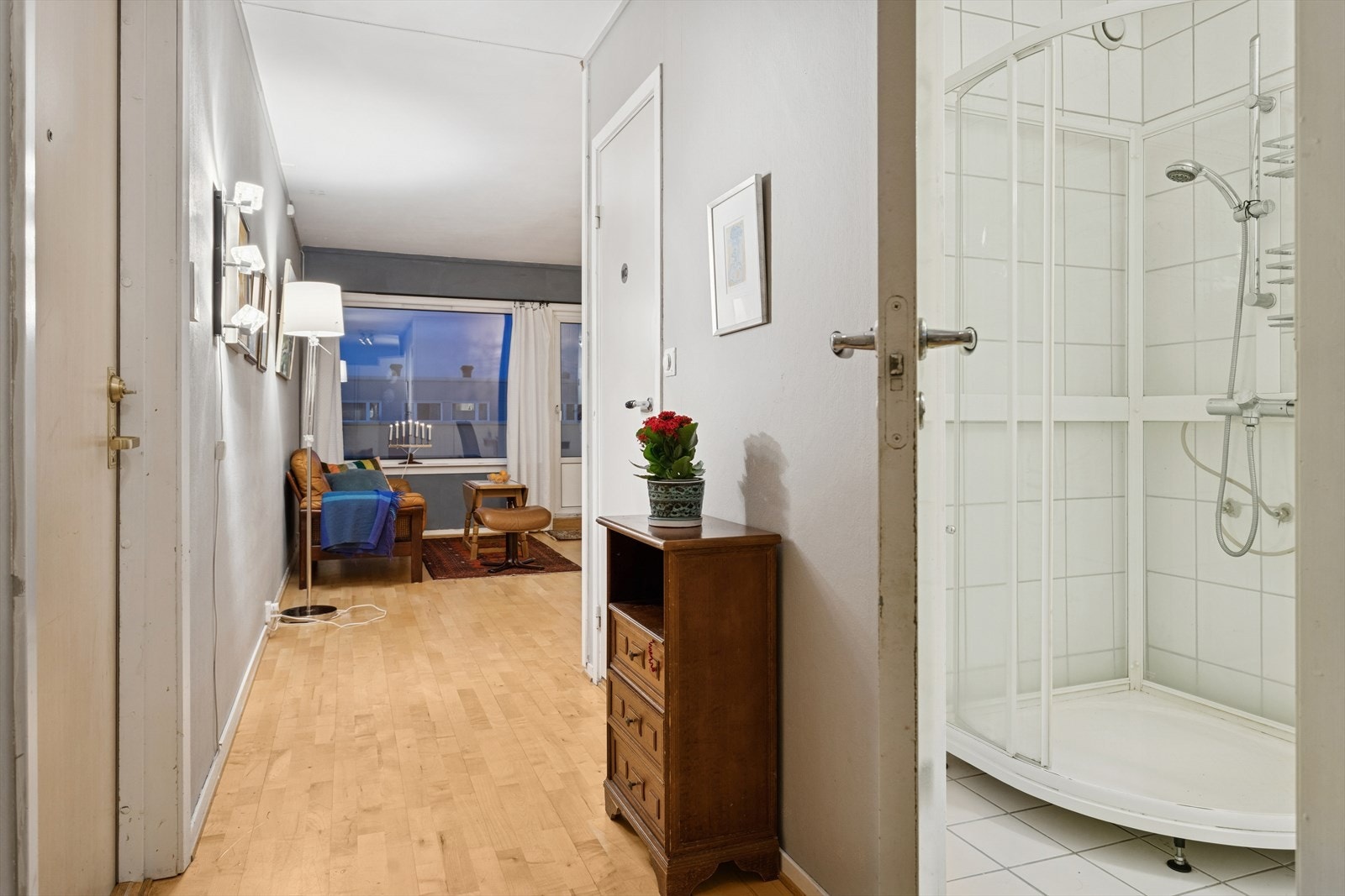 Leiligheten har to-delt bad. Galleribilde