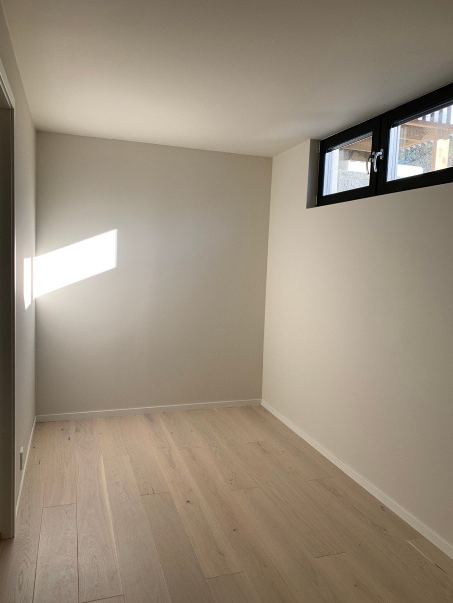 Det er møblert med seng og klesskap Galleribilde